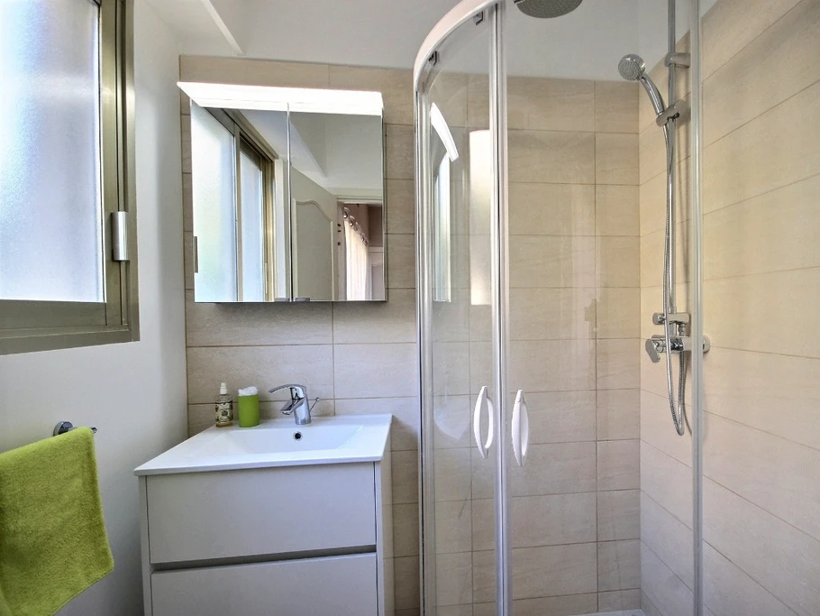 Salle d'eau attenant à une chambre parentale