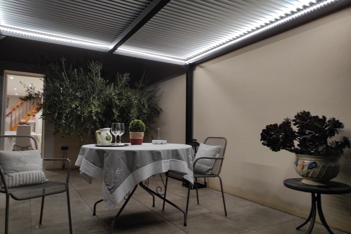 sous la pergola en soirée