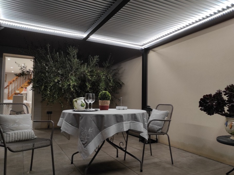 sous la pergola en soirée