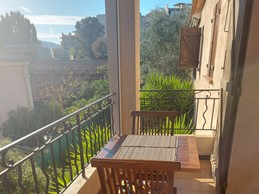 Terrasse avec accès cuisine et salon