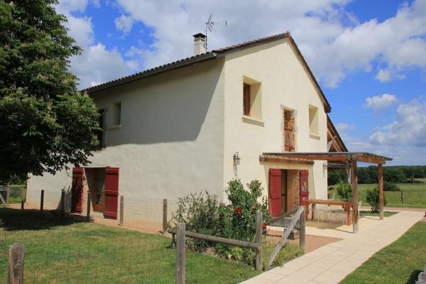 Gîte de grande capacité avec piscine à la campagne