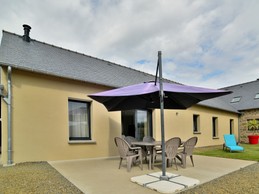 Gîte très spacieux pour 4 personnes avec terrasse, salon de jardin, pelouse, barbecue, stationnements, abris vélos.
