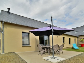 Gîte très spacieux pour 4 personnes avec terrasse, salon de jardin, pelouse, barbecue, stationnements, abris vélos.