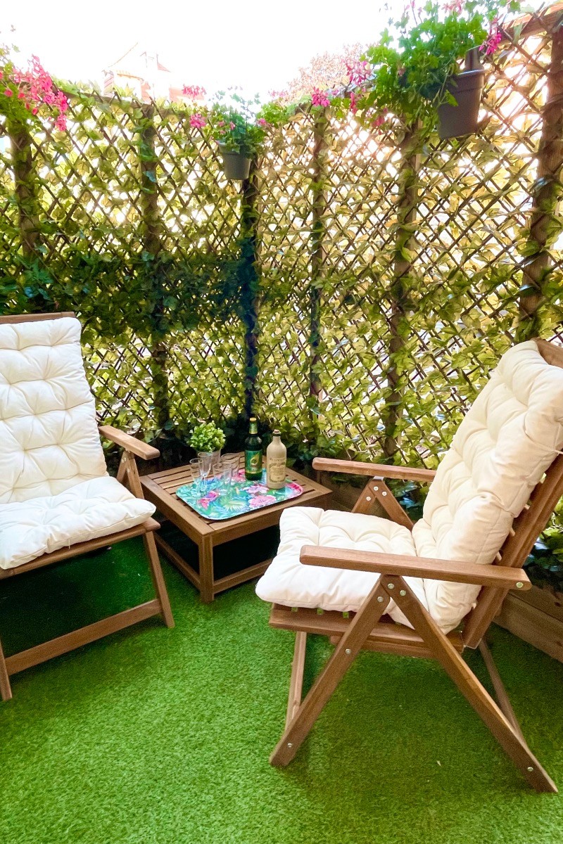 Instant de détente sur la terrasse ombragée