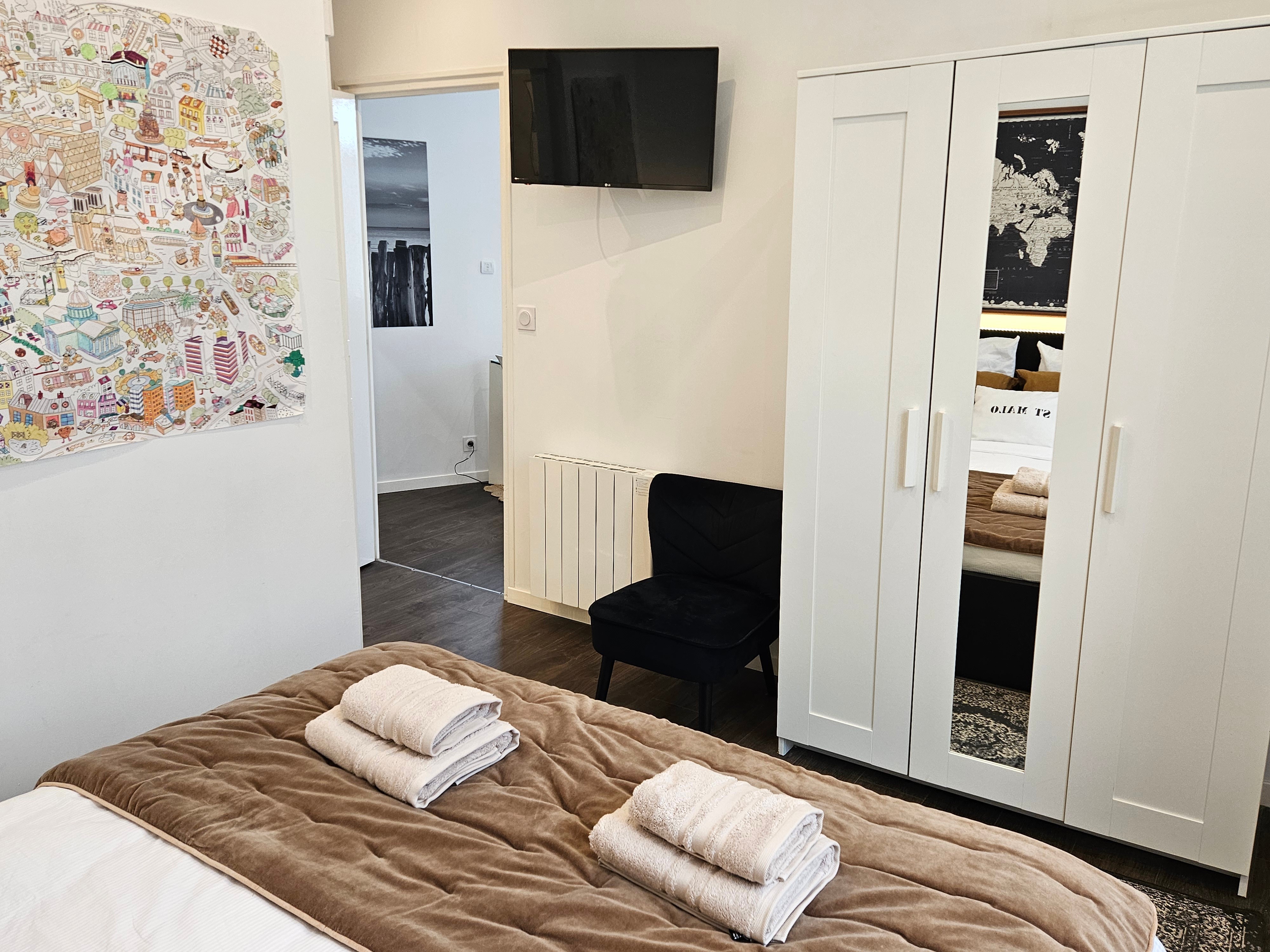 Chambre avec un lit queen size (160 x 200 cm). Salle d'eau avec WC attenants.