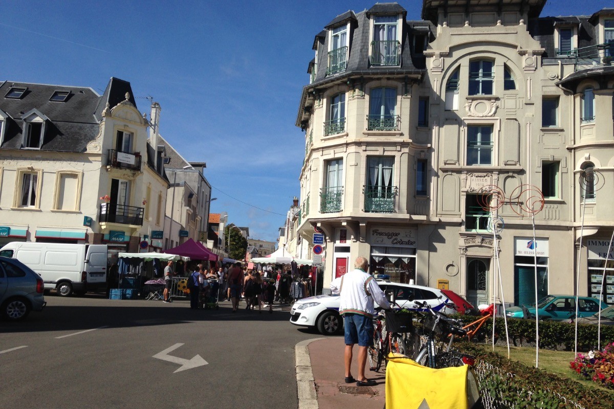 Le marché à quelques pas de l'appartement
