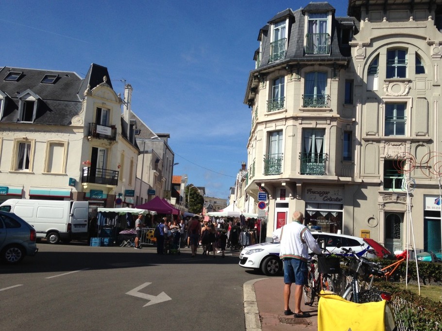 Le marché à quelques pas de l'appartement