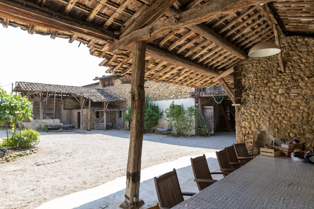La cour intérieure, hâvre de paix ou terrain de jeux selon vos envies (ping-pong, pétanque, badminton...)