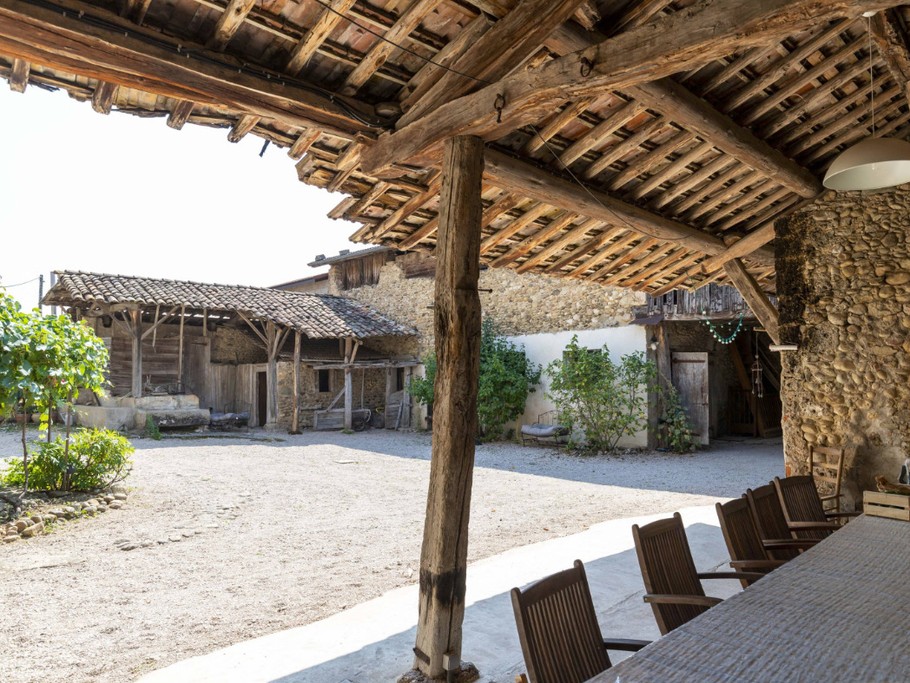 La cour intérieure, hâvre de paix ou terrain de jeux selon vos envies (ping-pong, pétanque, badminton...)