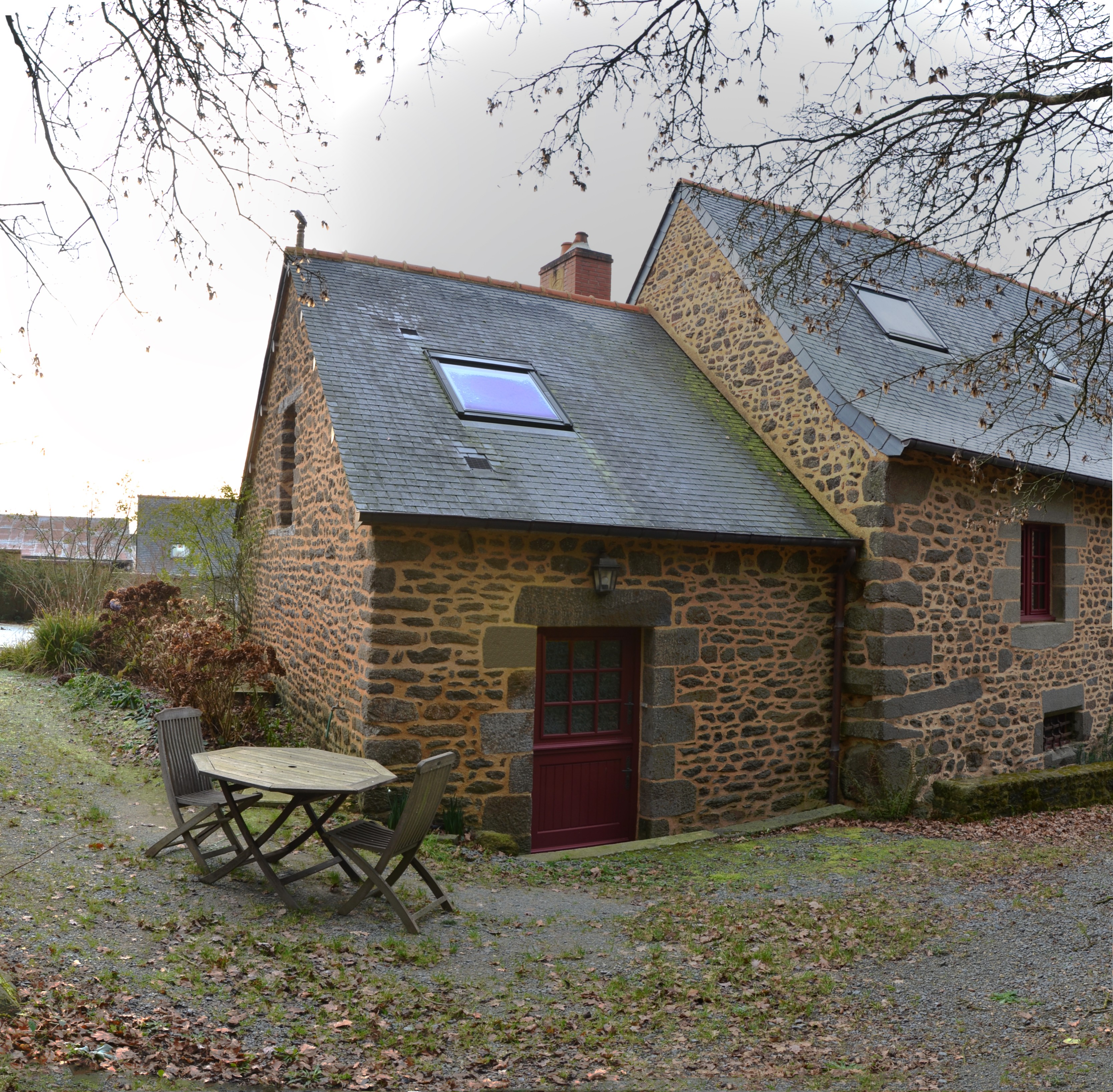Location de vacances avec salon de jardin en bois positionné selon vos envies