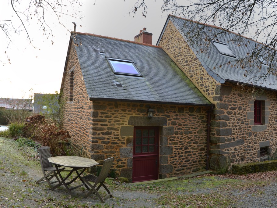 Location de vacances avec salon de jardin en bois positionné selon vos envies