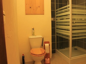 Une salle d'eau avec WC à l'étage