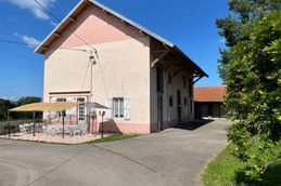 Cour et terrasse - Gîte de la Source