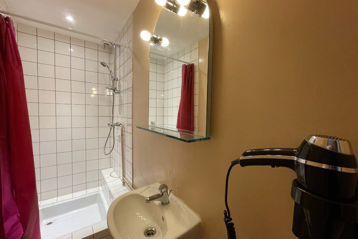 Salle d'eau dans la chambre n°2 - Ferme La Vigotte