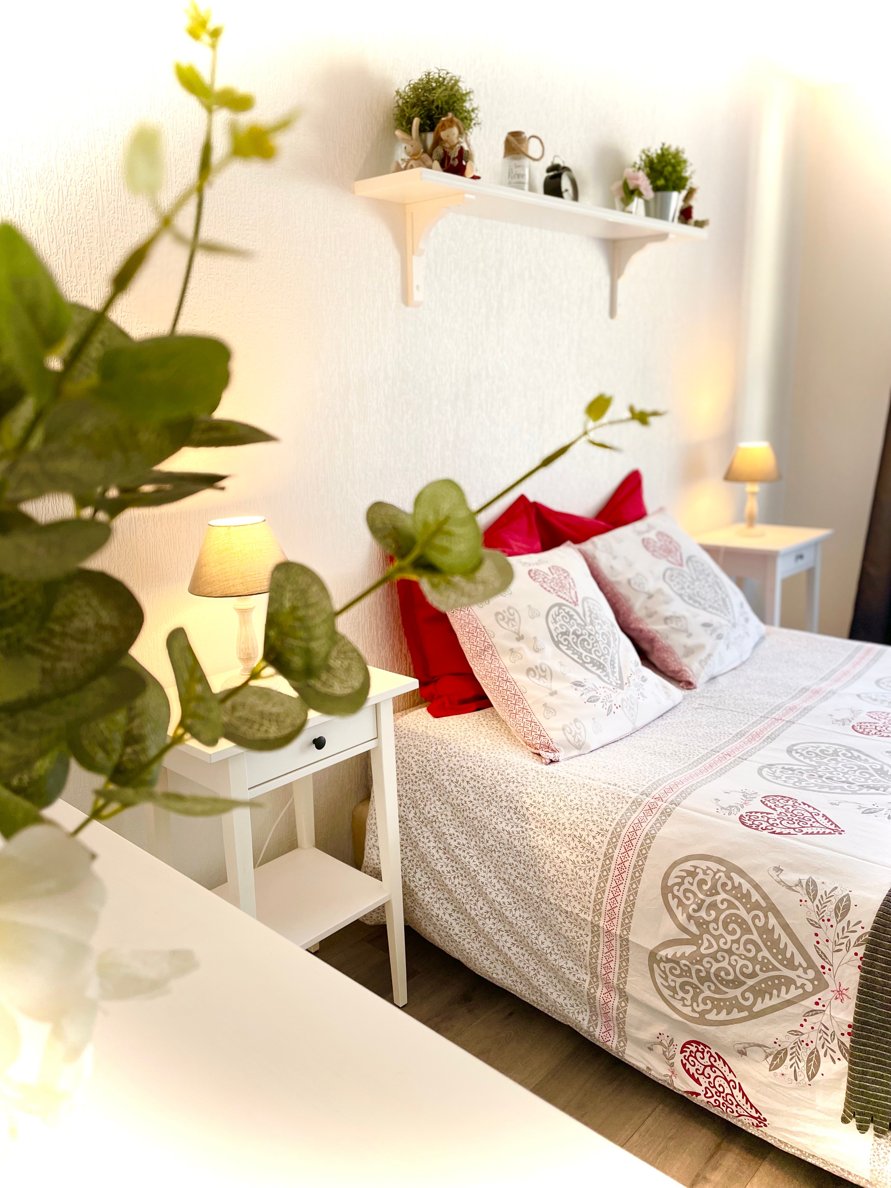 La chambre spacieuse avec un lit, 140 X 190cm