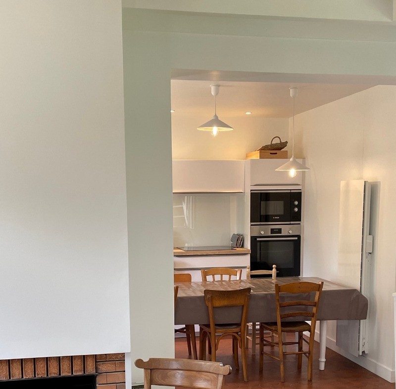 Salon et cuisine ouverte au fond