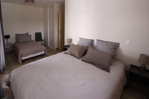 Chambre 2 avec 1 lit de 90 et 1 lit de 180 (3 lits de 90 possible sur demande)