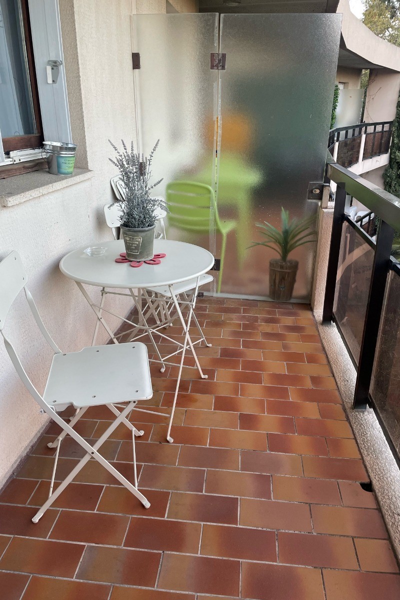 balcon avec salon de jardin