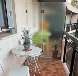 balcon avec salon de jardin