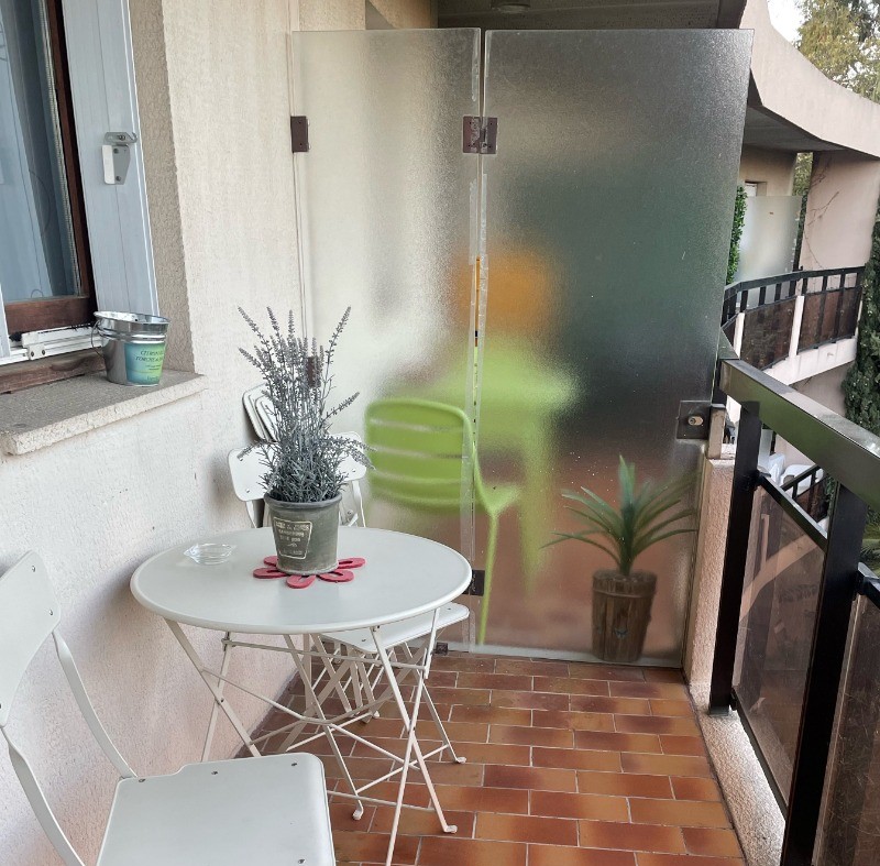 balcon avec salon de jardin