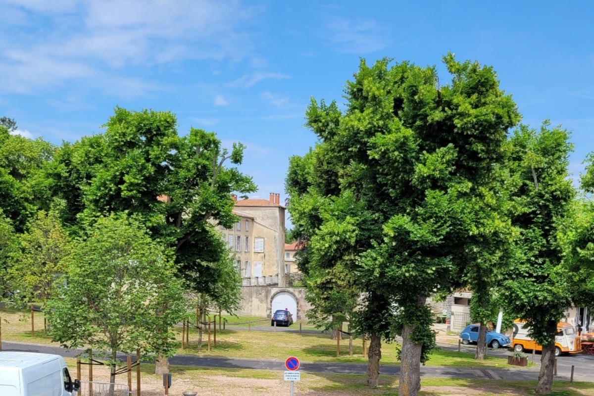 Vue sur la place devant la maison