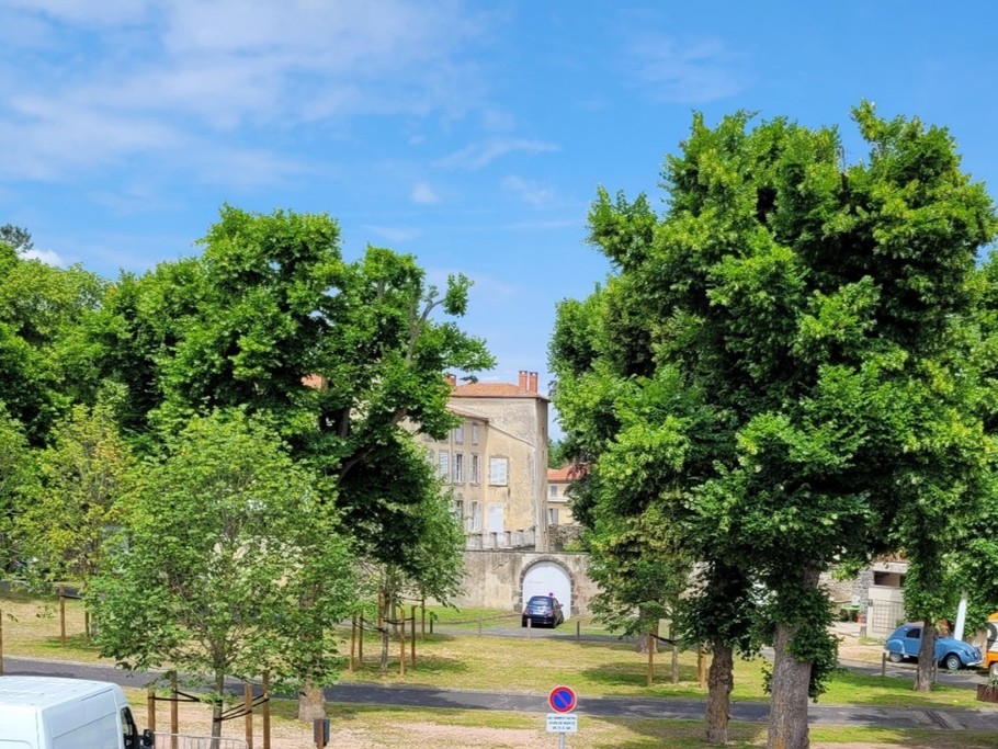 Vue sur la place devant la maison