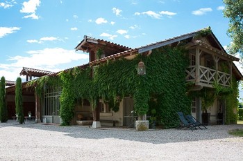 Chambres d'hôtes dans un écrin de verdure à 20 min de Lyon - Vue extérieure - Ferme de Gringalet