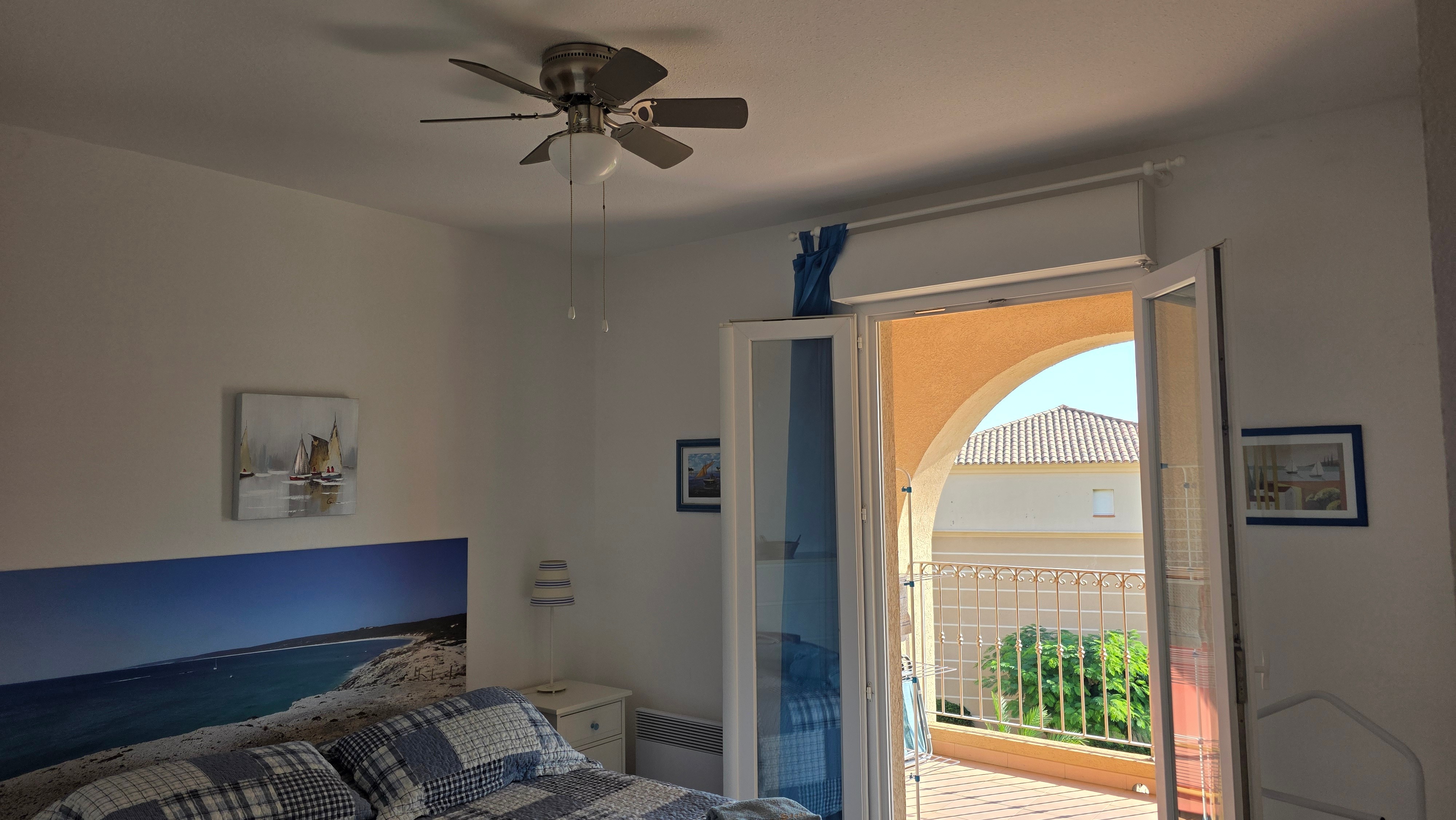 chambre avec son ventilateur de plafond
