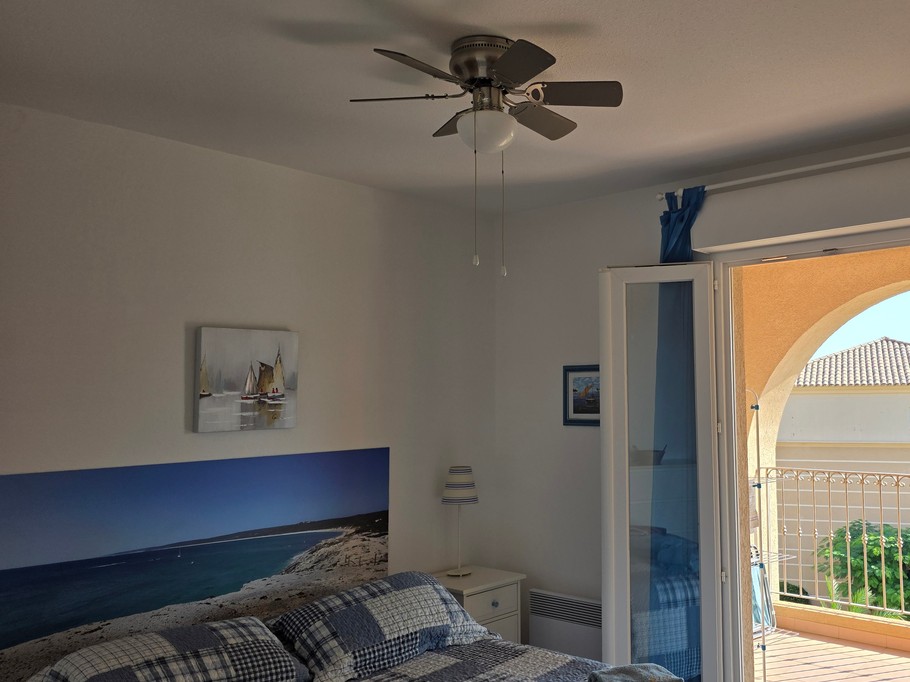 chambre avec son ventilateur de plafond