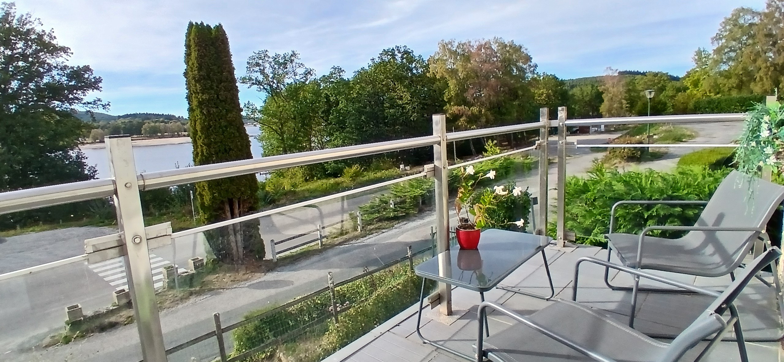 Le Nid – Holiday cottage, sleeps 2, Beaumont-du-Lac, Haute-Vienne: The balcony overlooking Lake Vassivière
