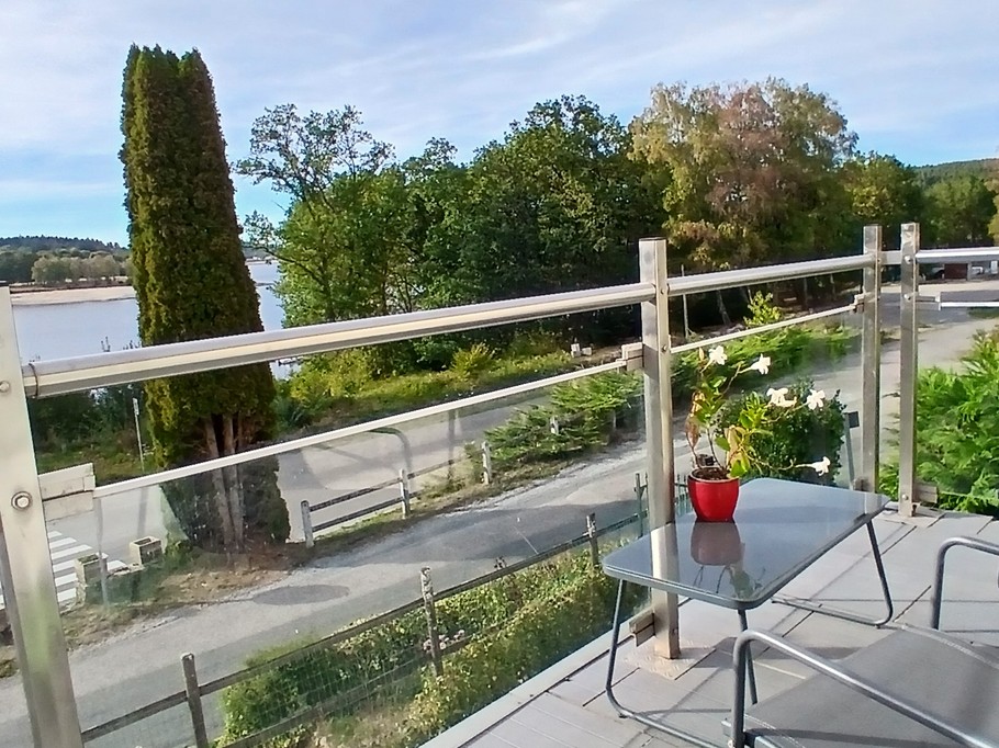 Le Nid – Holiday cottage, sleeps 2, Beaumont-du-Lac, Haute-Vienne: The balcony overlooking Lake Vassivière