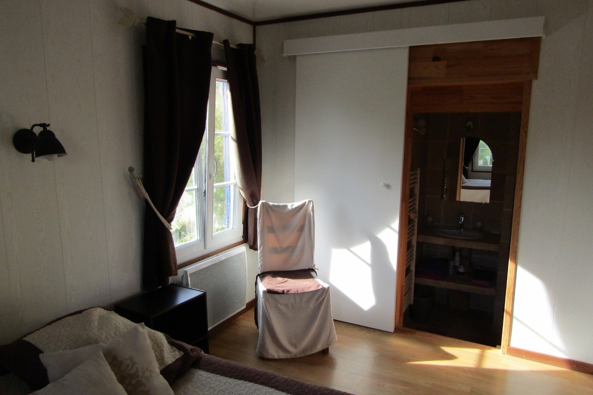 chambre parentale avec acces sur salle de bain privative (douche à l'italienne,wc,vasque..)