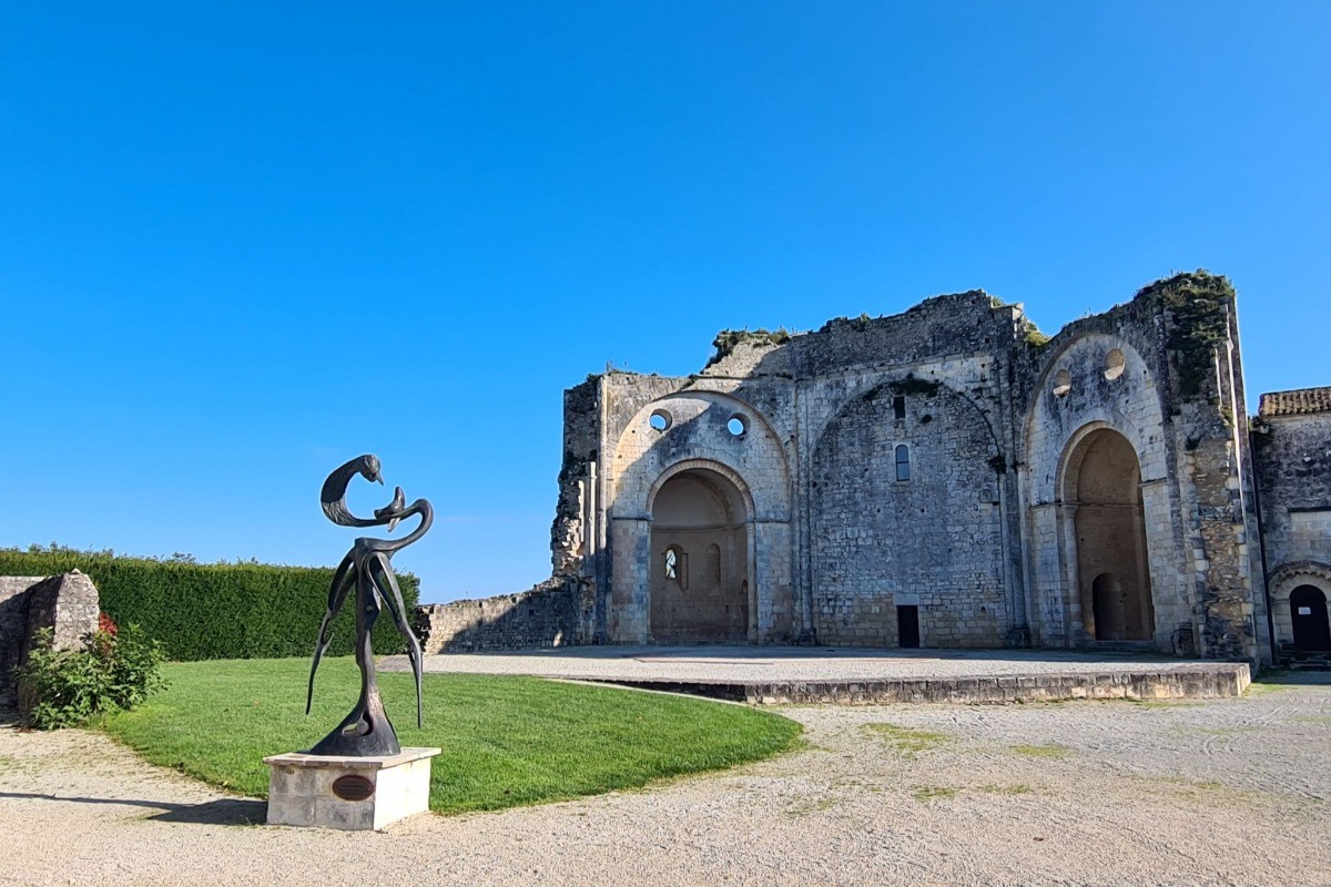 Abbaye de Trizay avec 4 gites pour 2 à 6 personnes, Charente maritime