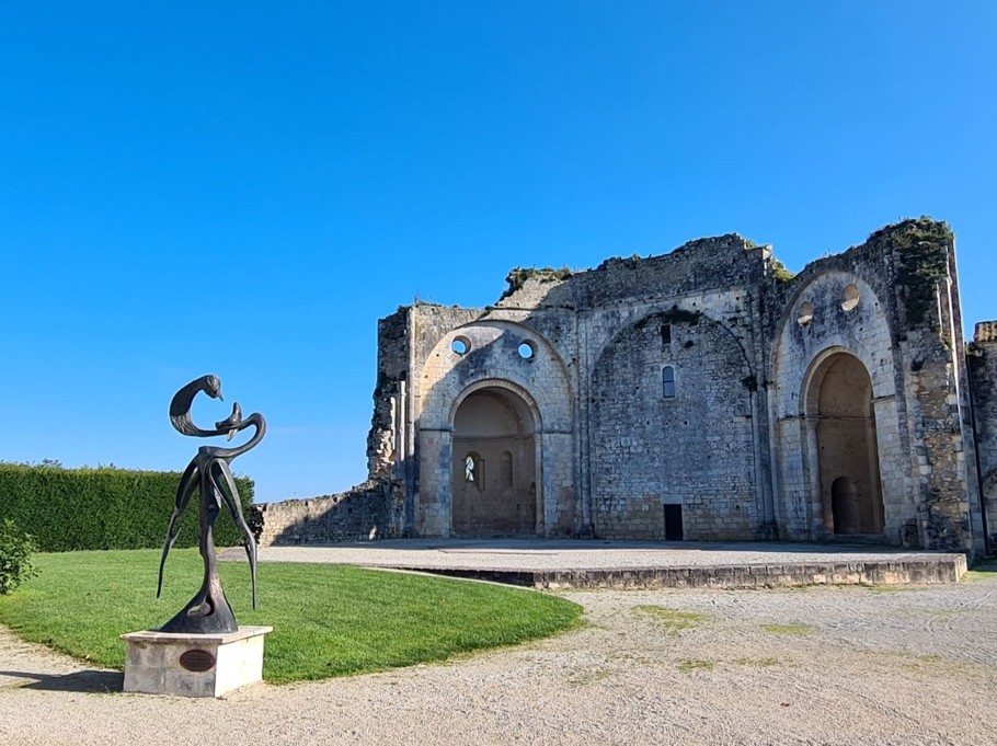 Abbaye de Trizay avec 4 gites pour 2 à 6 personnes, Charente maritime