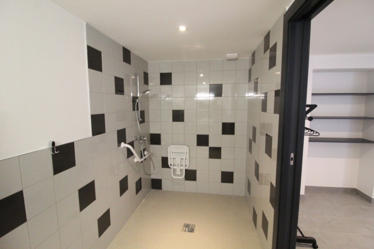 Douche PMR et accès chambre facile - Gîte collectif La Ruche