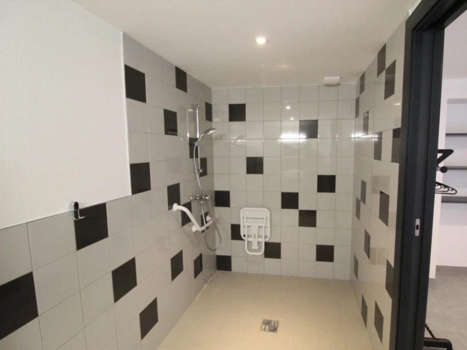 Douche PMR et accès chambre facile - Gîte collectif La Ruche