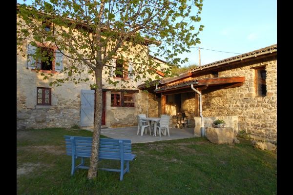 Jardin et maison façade sud, avec terrasse et salon de jardin