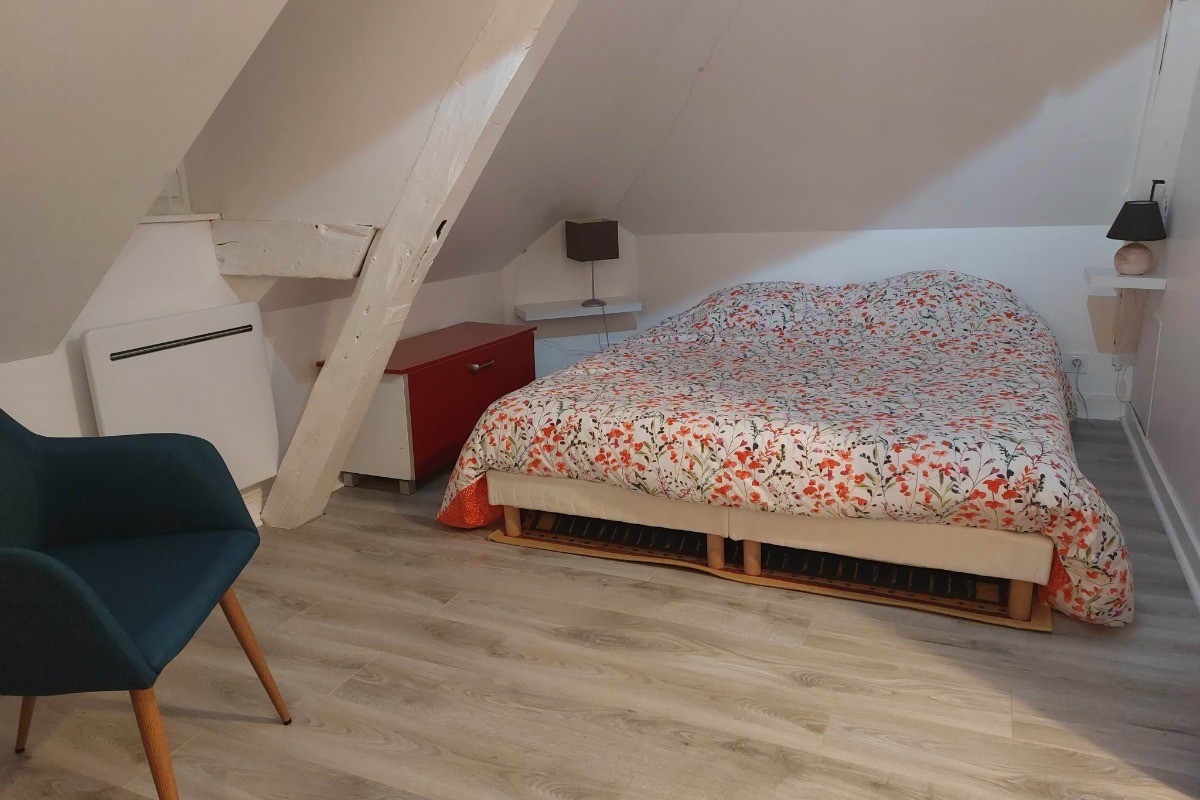 Chambre indépendante pour 2 personnes (lit queen size 160 x 200 cm). Draps et linge de toilette fournis ©M. Pellerin