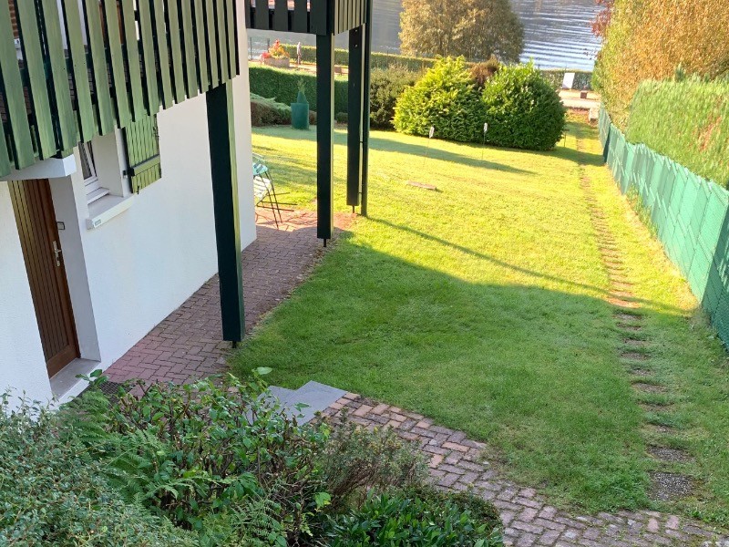 Accés à l'entrée privative par un escalier extérieur