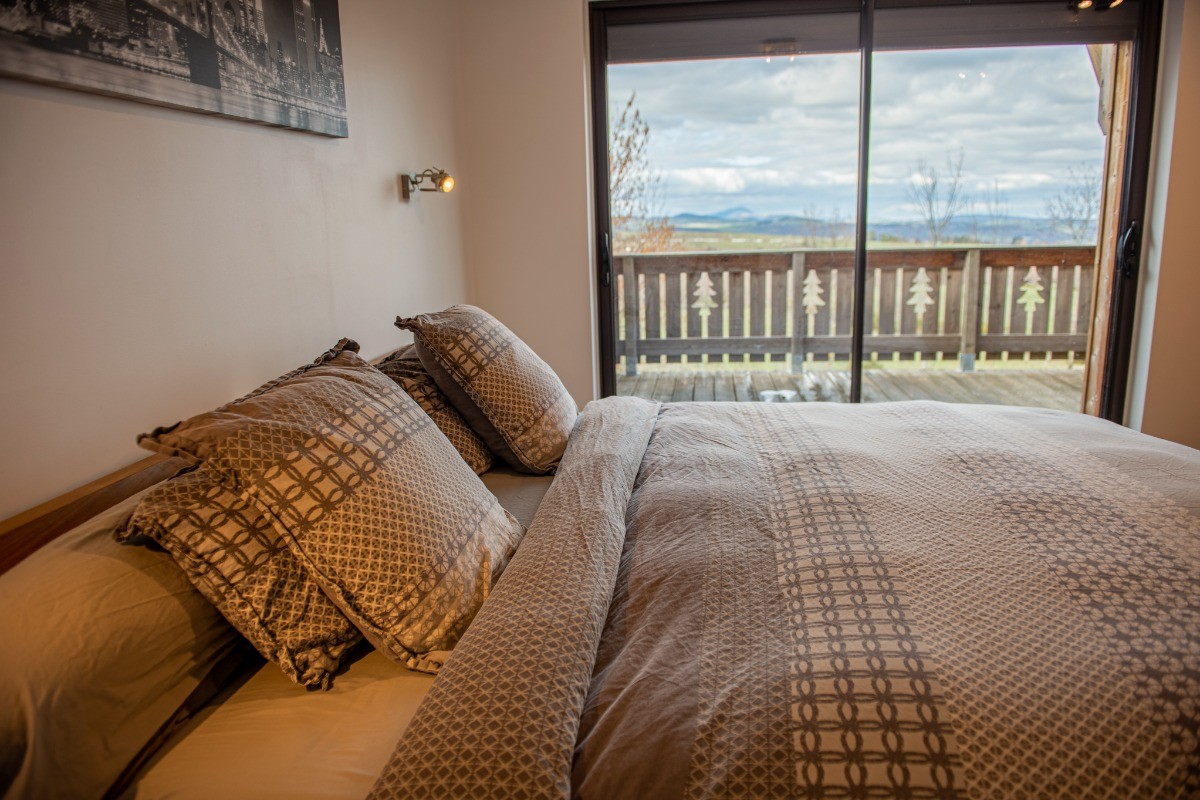 Grande chambre RDC avec grand lit 2 mètres x 2 mètres