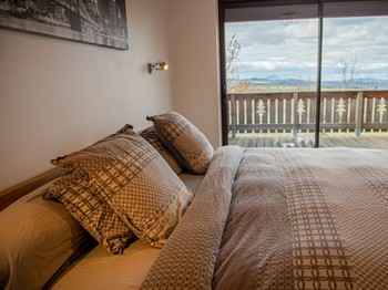 Grande chambre RDC avec grand lit 2 mètres x 2 mètres