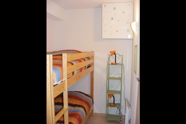 Coin cabine avec 2 lits 90 superposés, porte coulissante