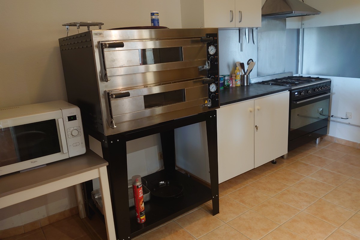 Cuisine avec four à Pizza pro(8 pizzas) et piano de cuisson SMEG