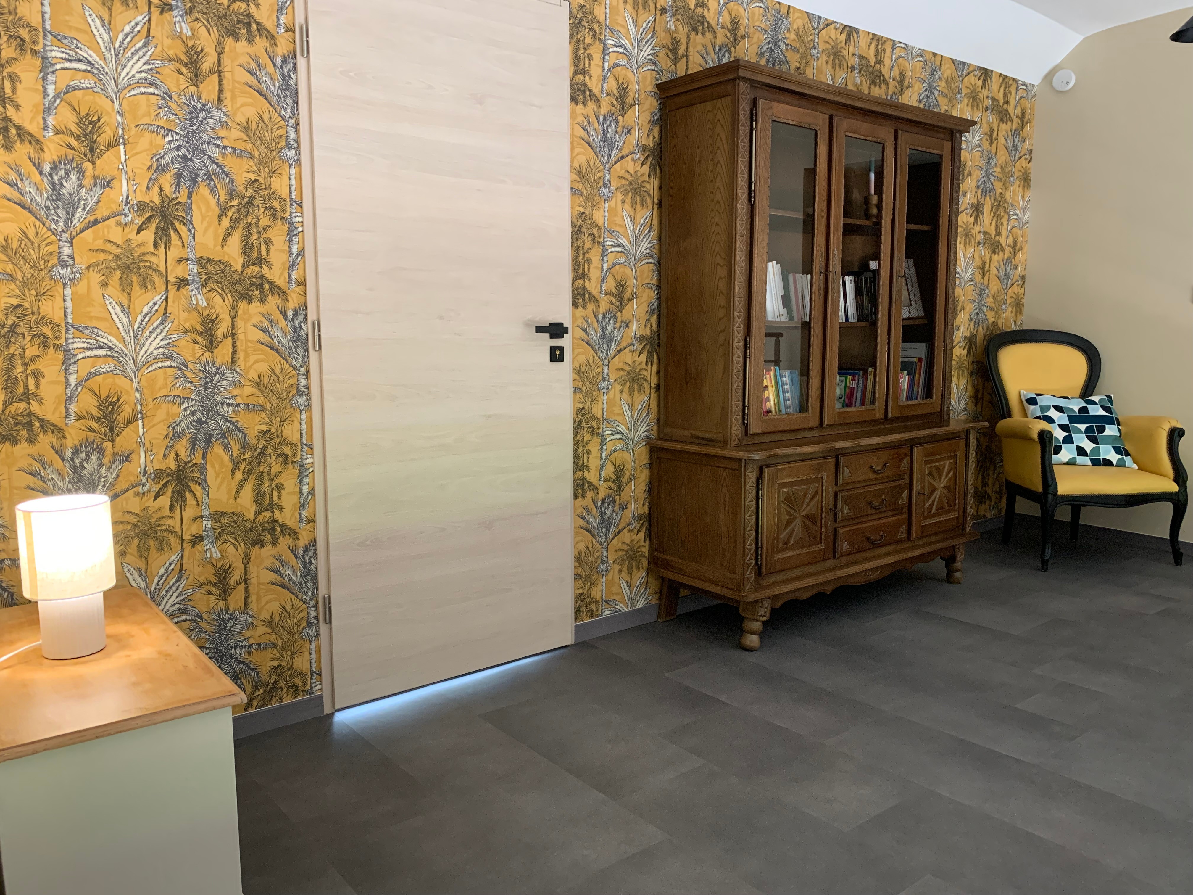 mezzanine avec coin bibliothèque et jeux