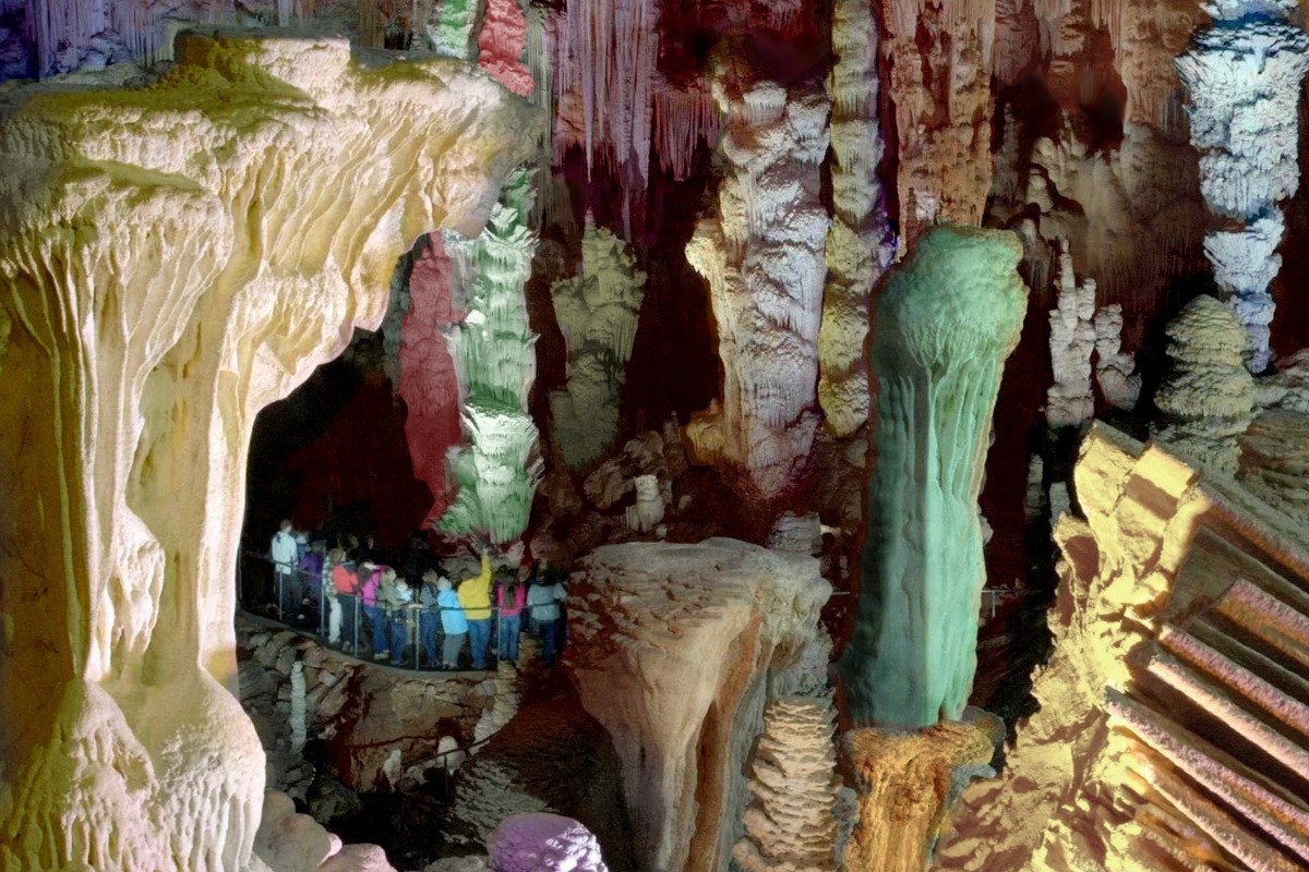 Grotte La Salamandre aux magnifiques géants de cristal.