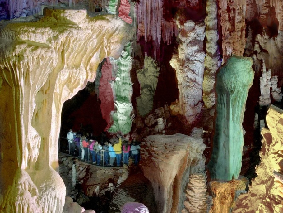 Grotte La Salamandre aux magnifiques géants de cristal.