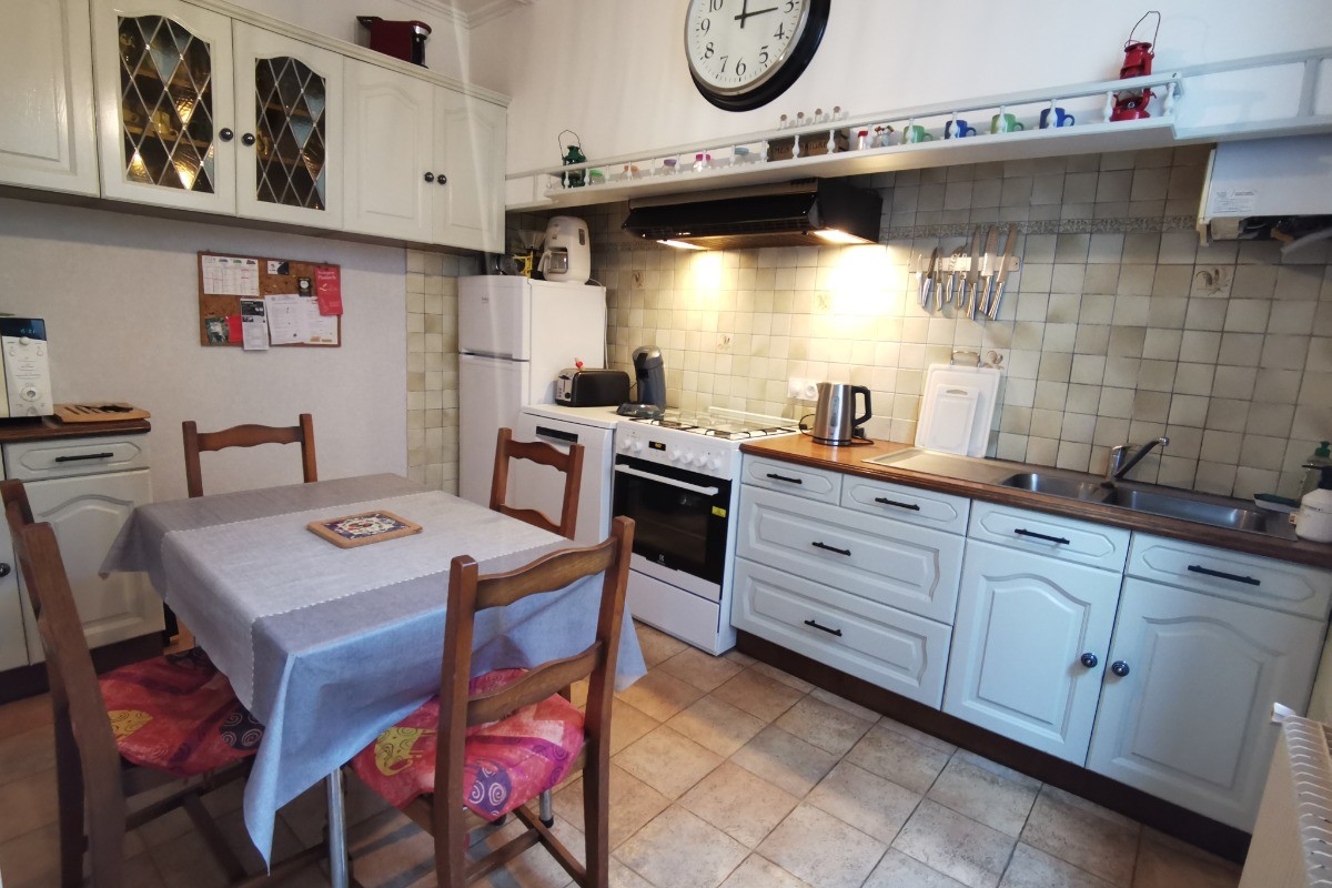Cuisine avec table à manger