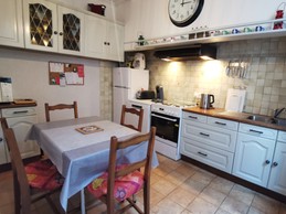 Cuisine avec table à manger