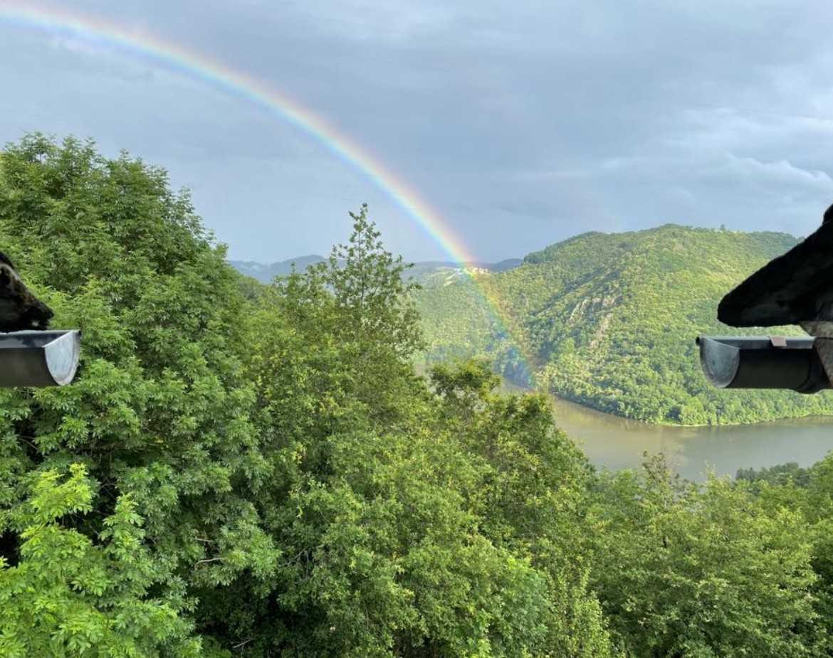 Vue sur le barrage de Couesques