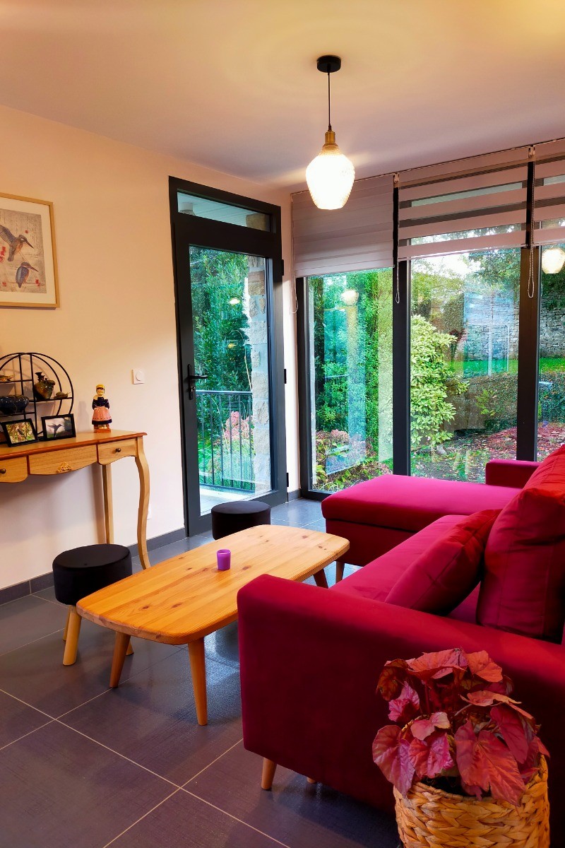 espace salon avec vue sur le jardin